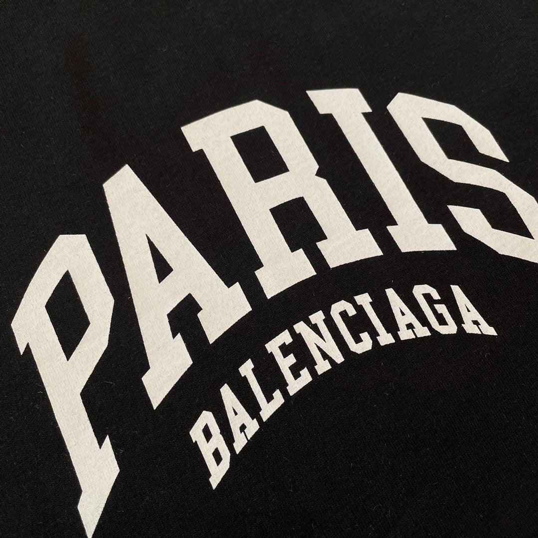 Schwarze, weiße T-Shirts