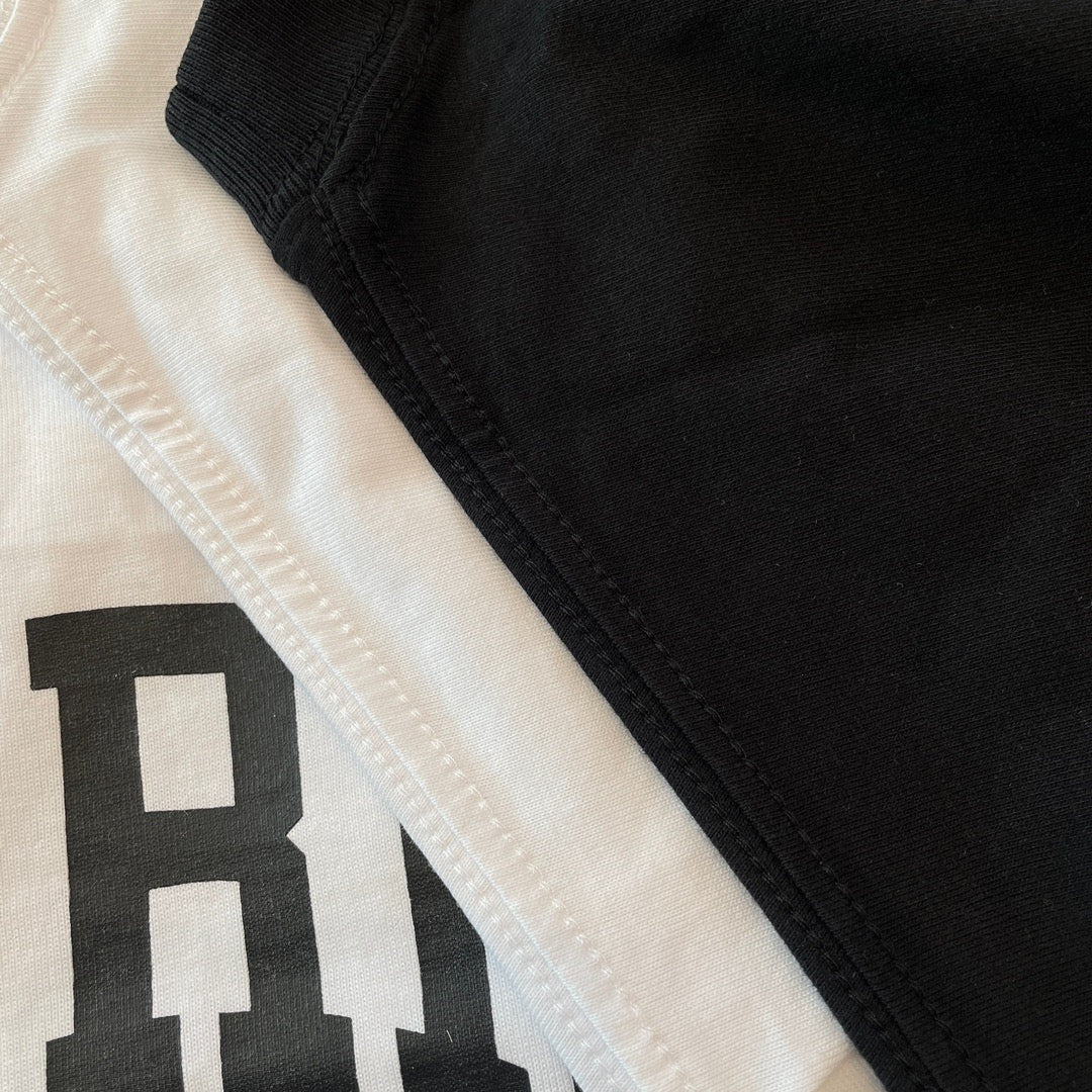 Schwarze, weiße T-Shirts