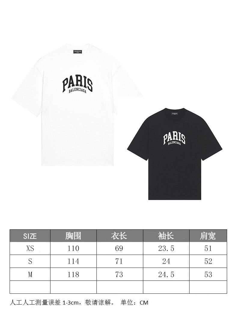 Schwarze, weiße T-Shirts