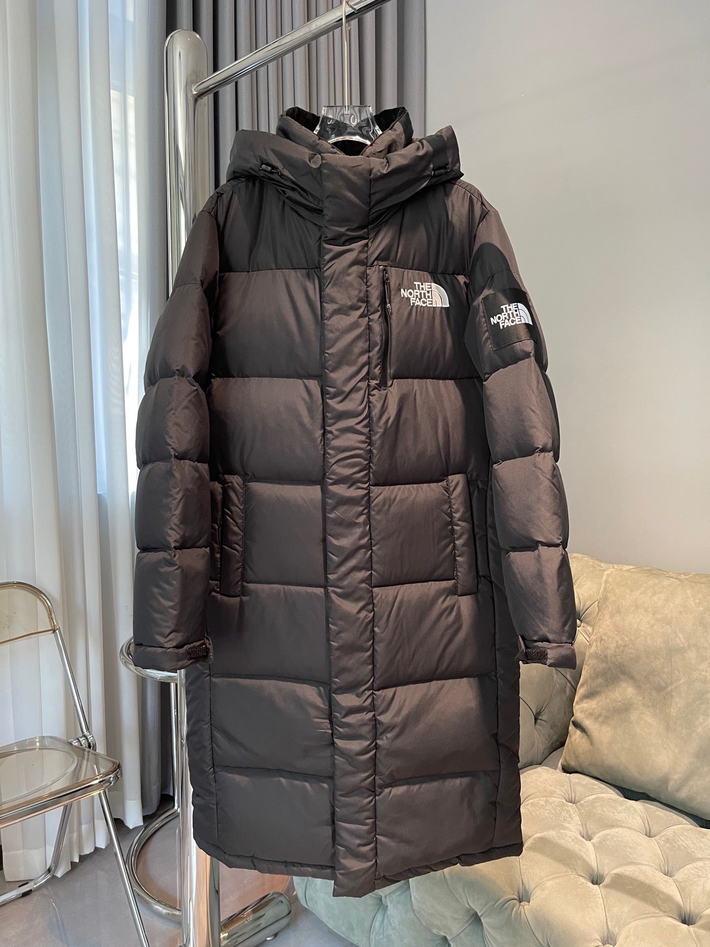 Chaquetas marrones y blancas