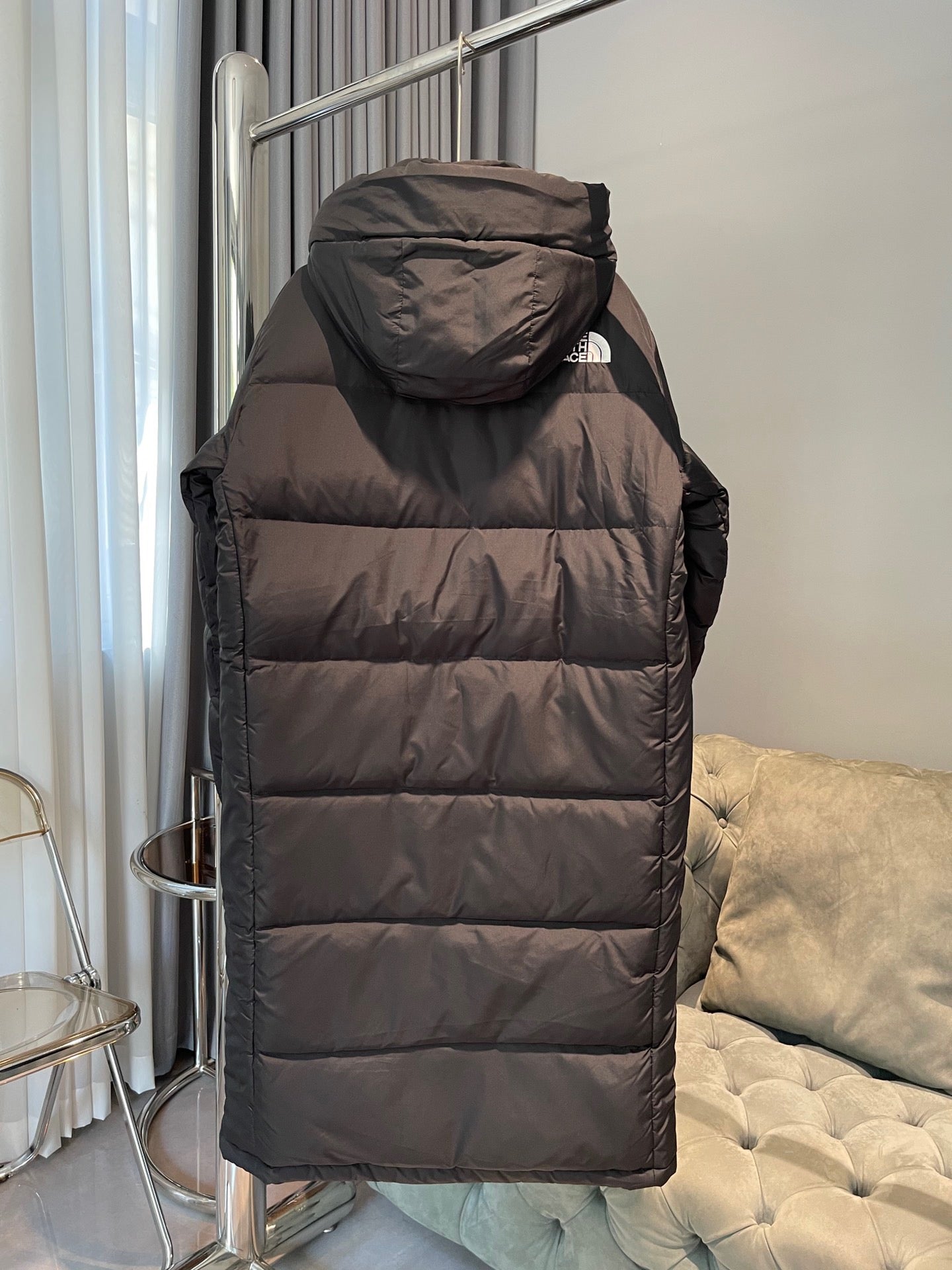 Chaquetas marrones y blancas