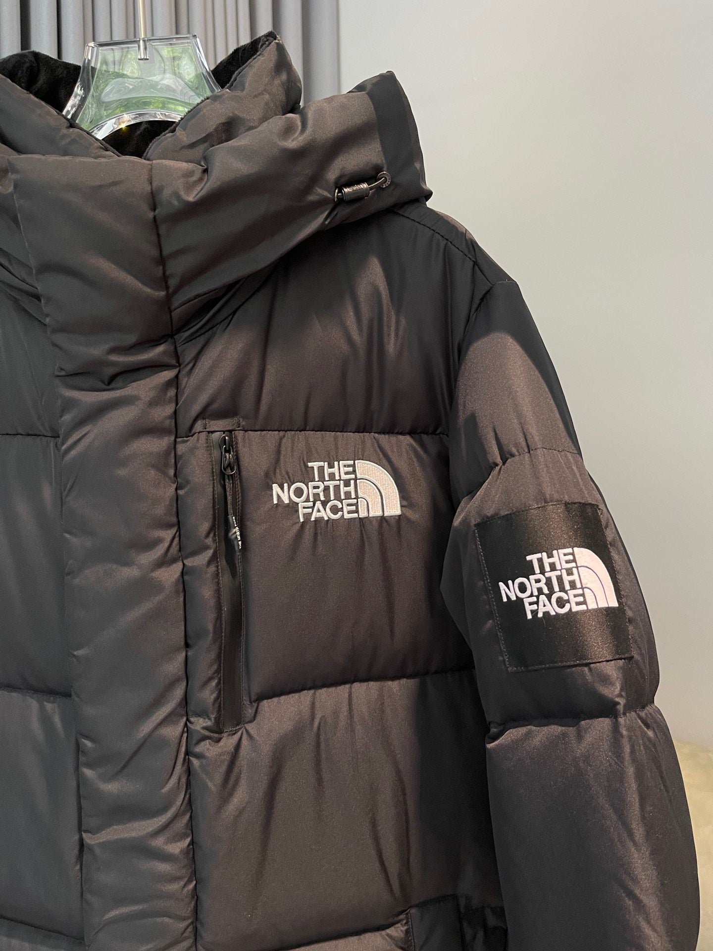 Chaquetas marrones y blancas