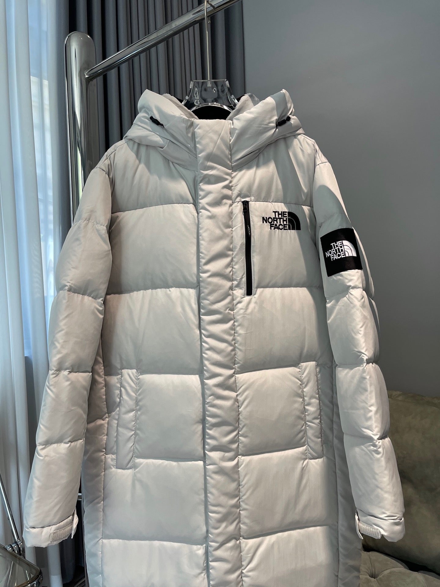 Chaquetas marrones y blancas