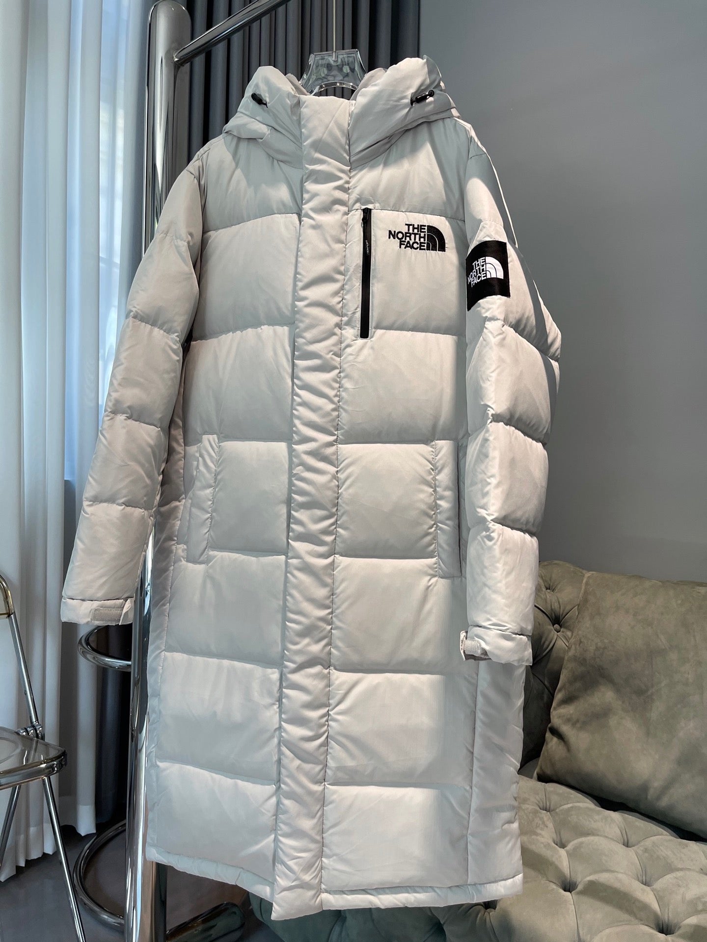 Chaquetas marrones y blancas