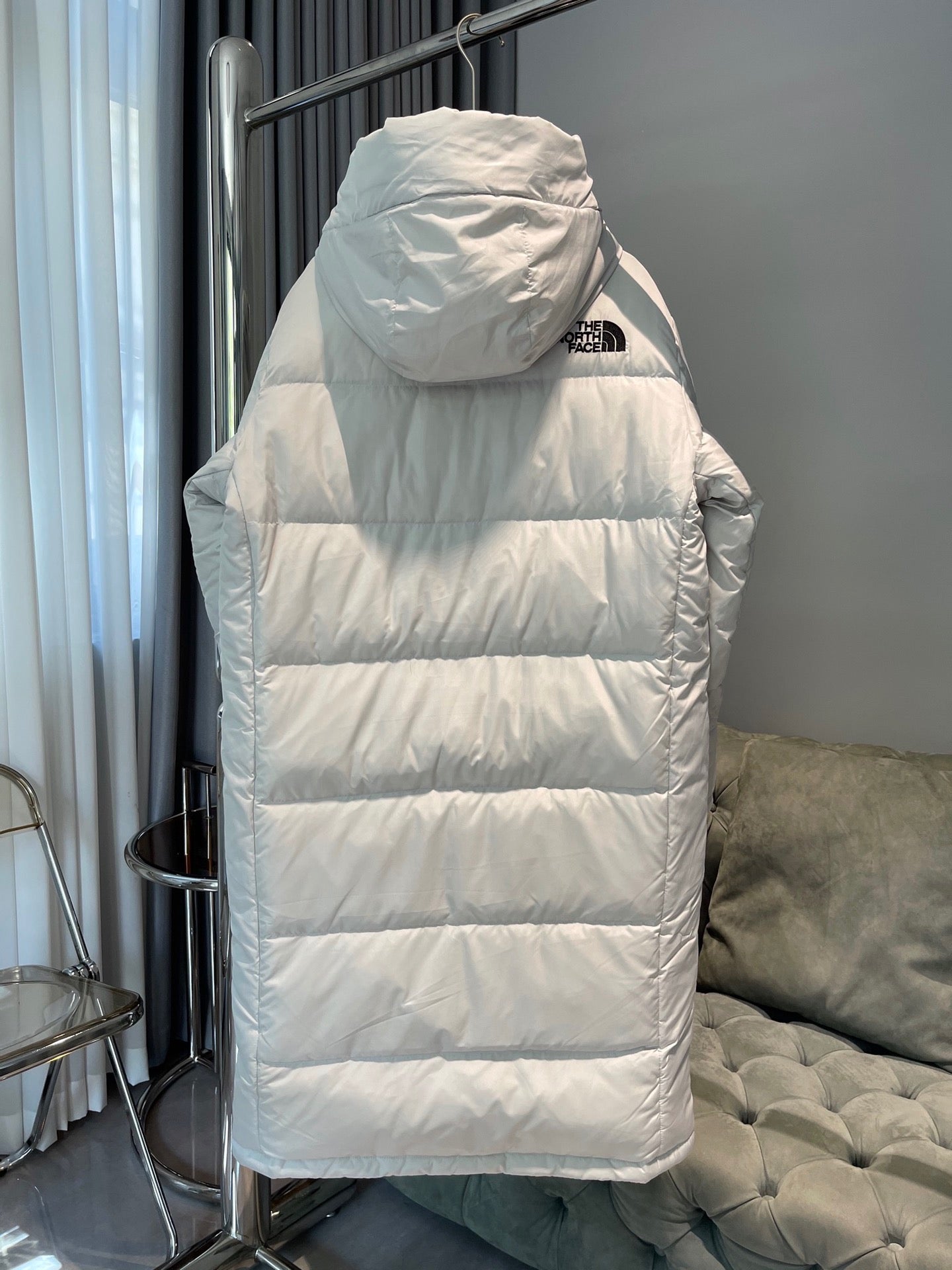Chaquetas marrones y blancas