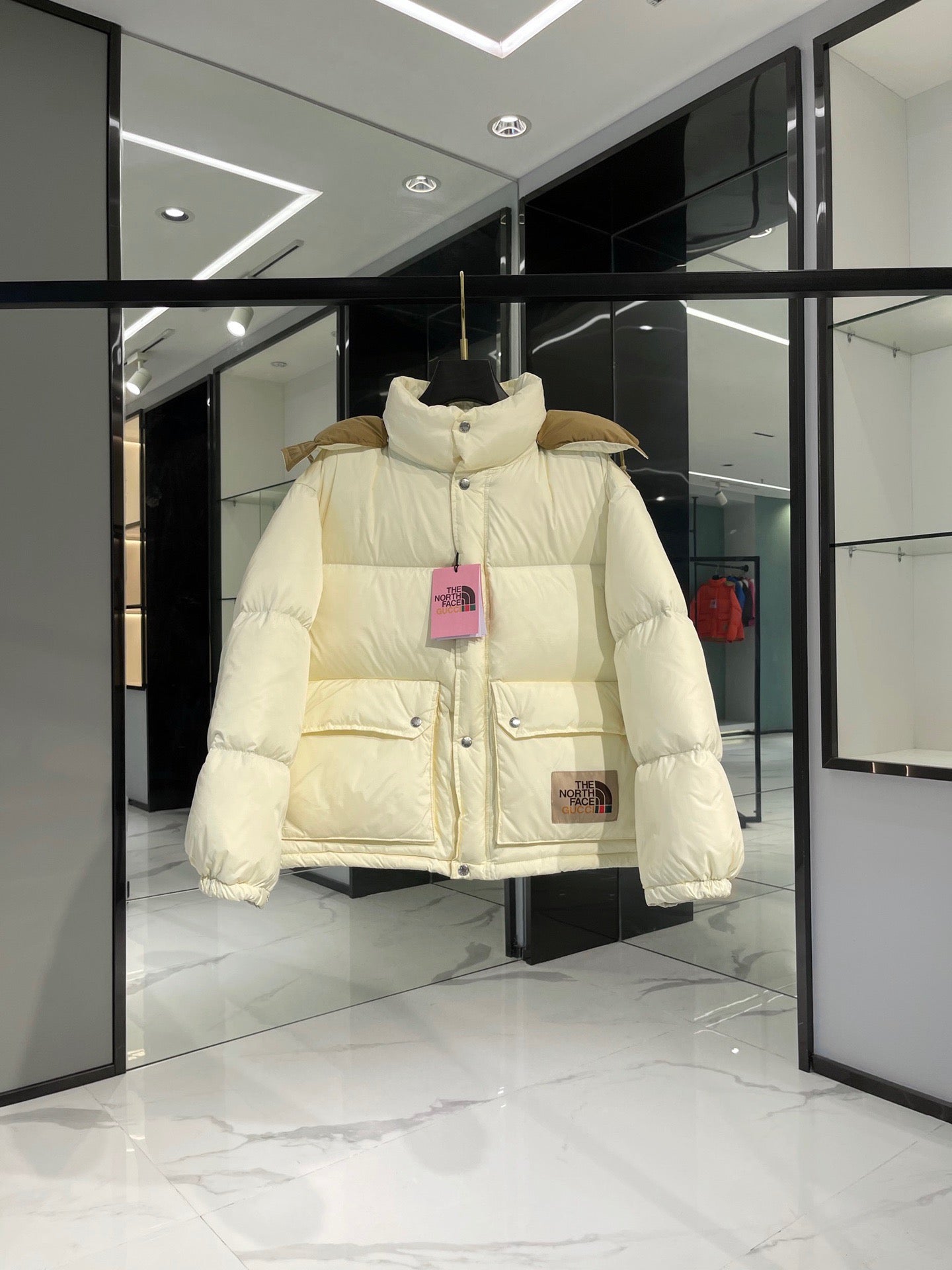 Chaquetas blancas y rojas