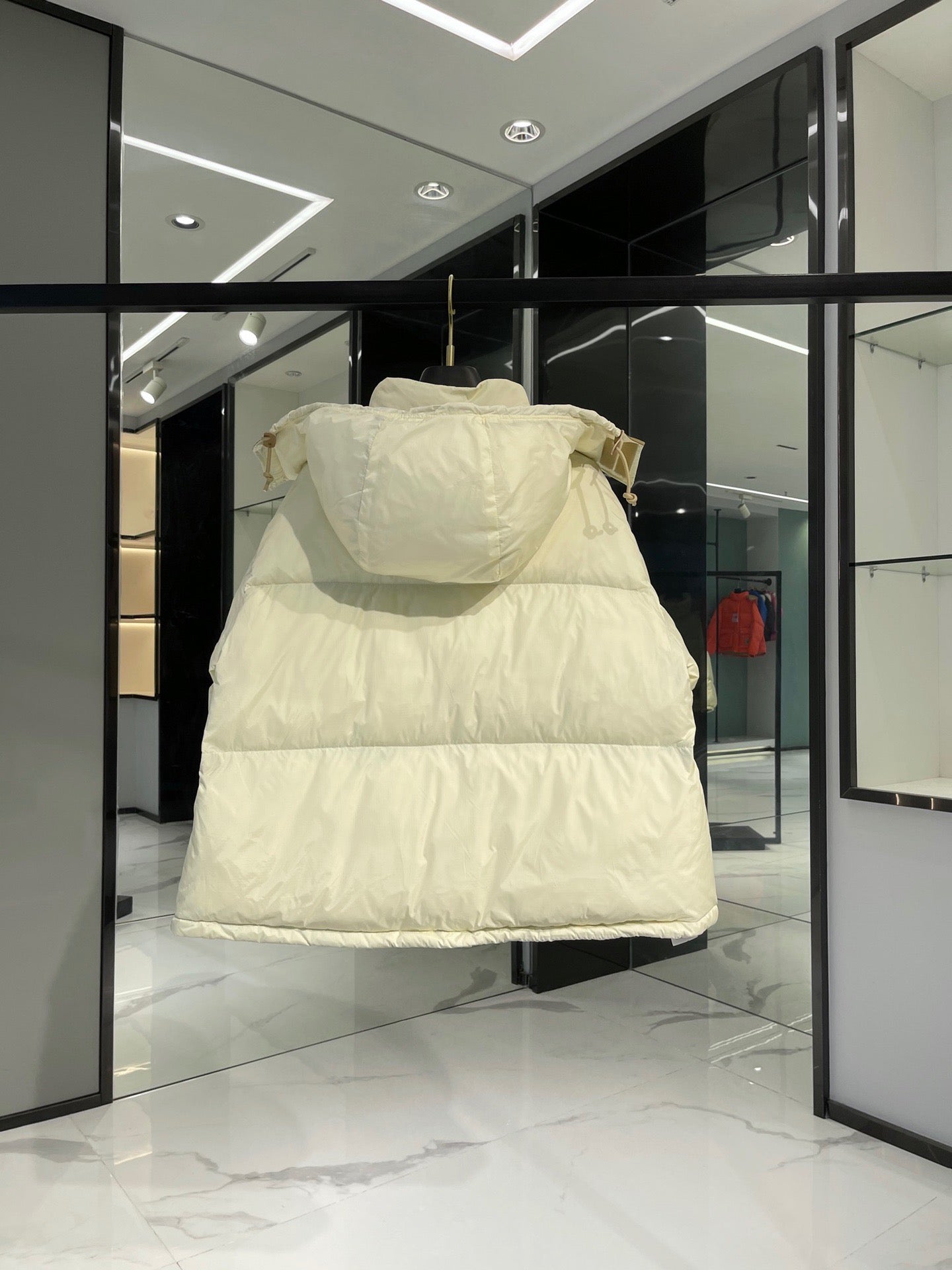 Chaquetas blancas y rojas