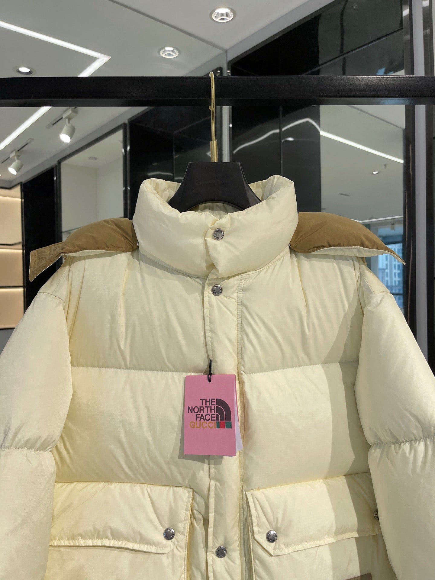 Chaquetas blancas y rojas