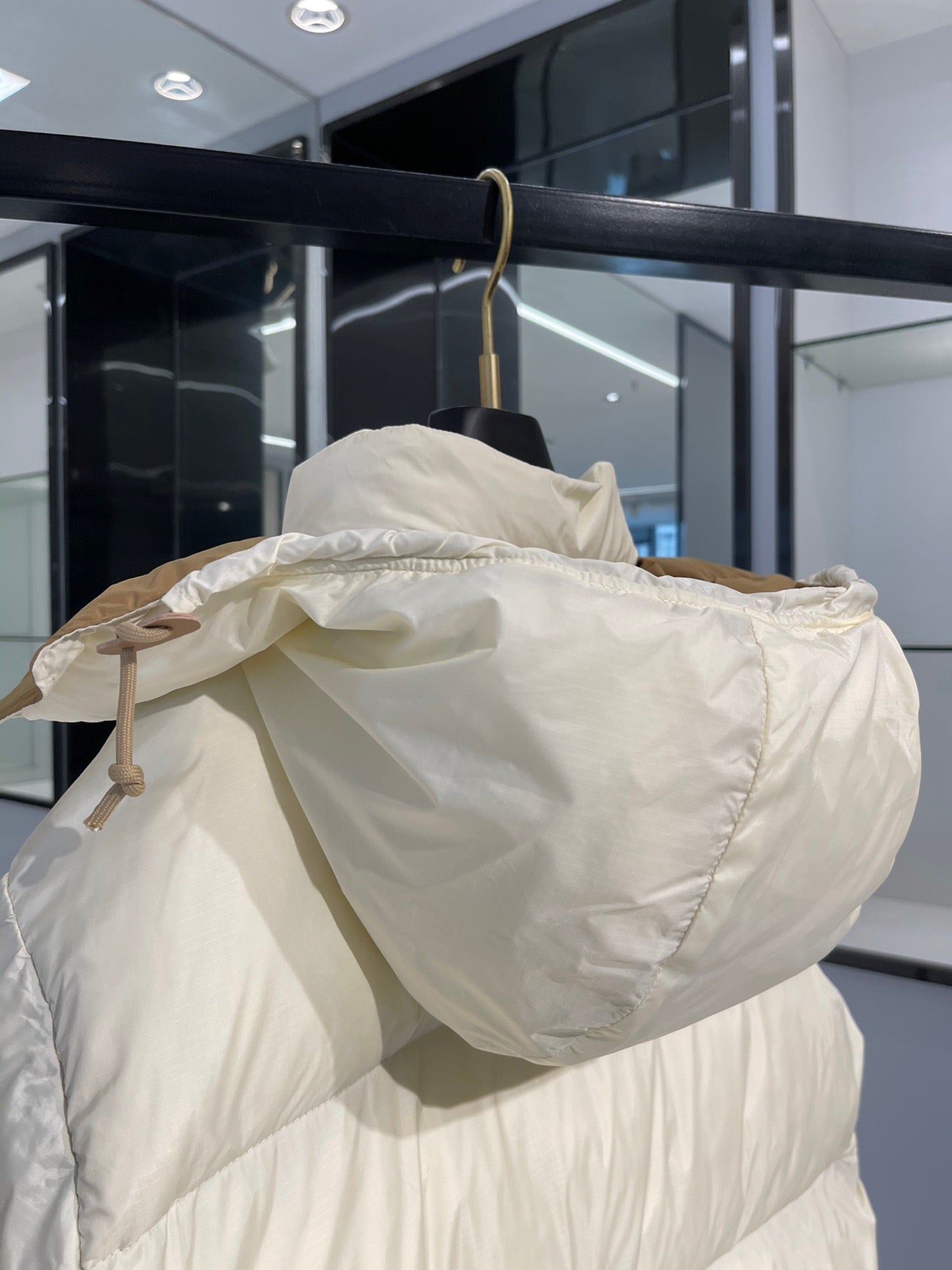 Chaquetas blancas y rojas