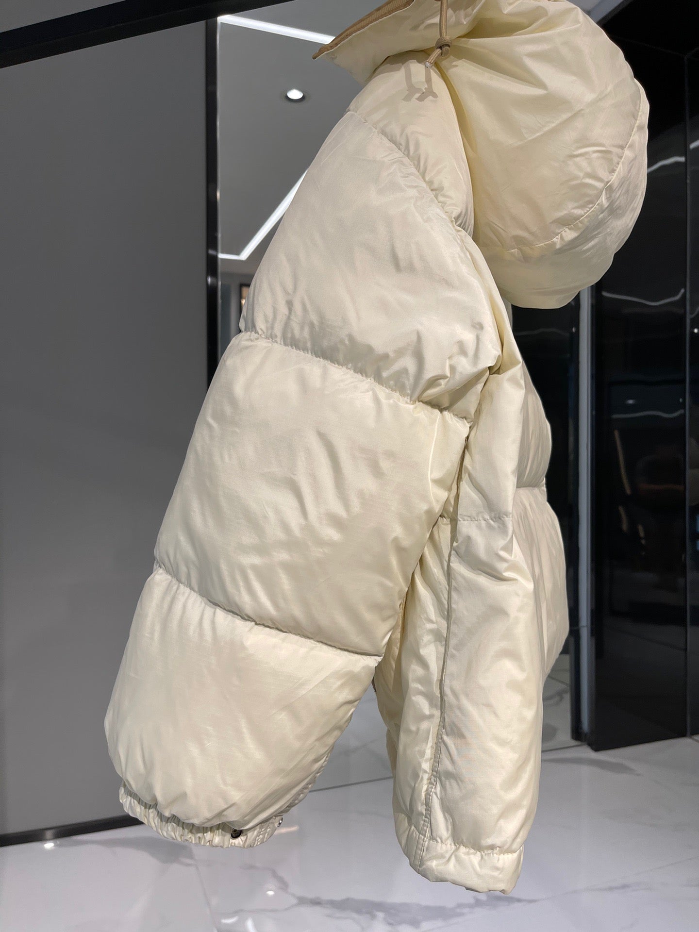 Chaquetas blancas y rojas
