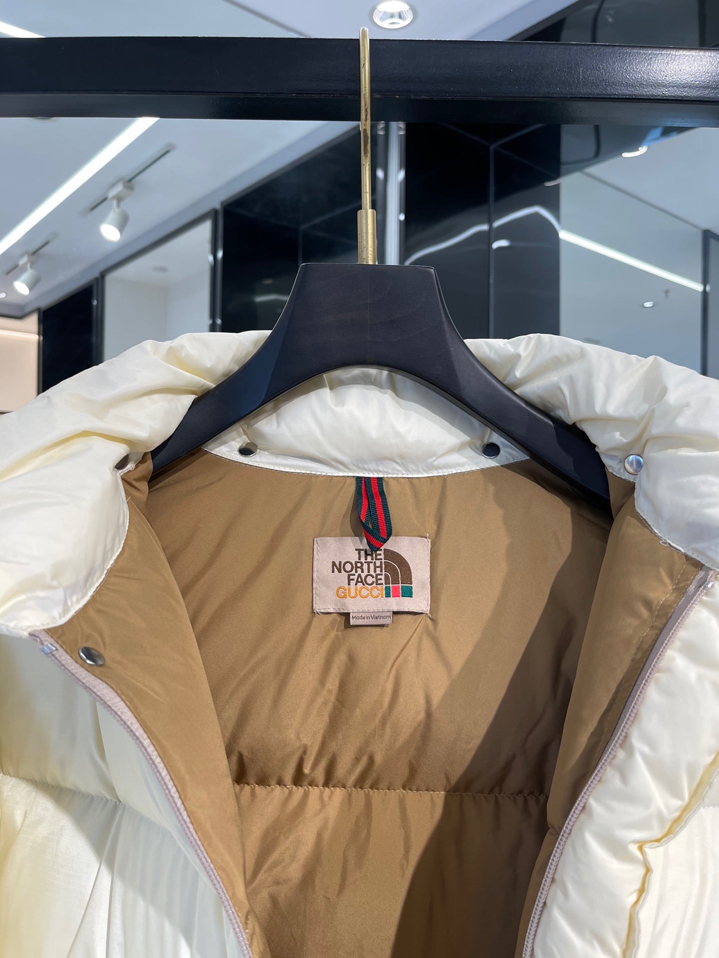 Chaquetas blancas y rojas