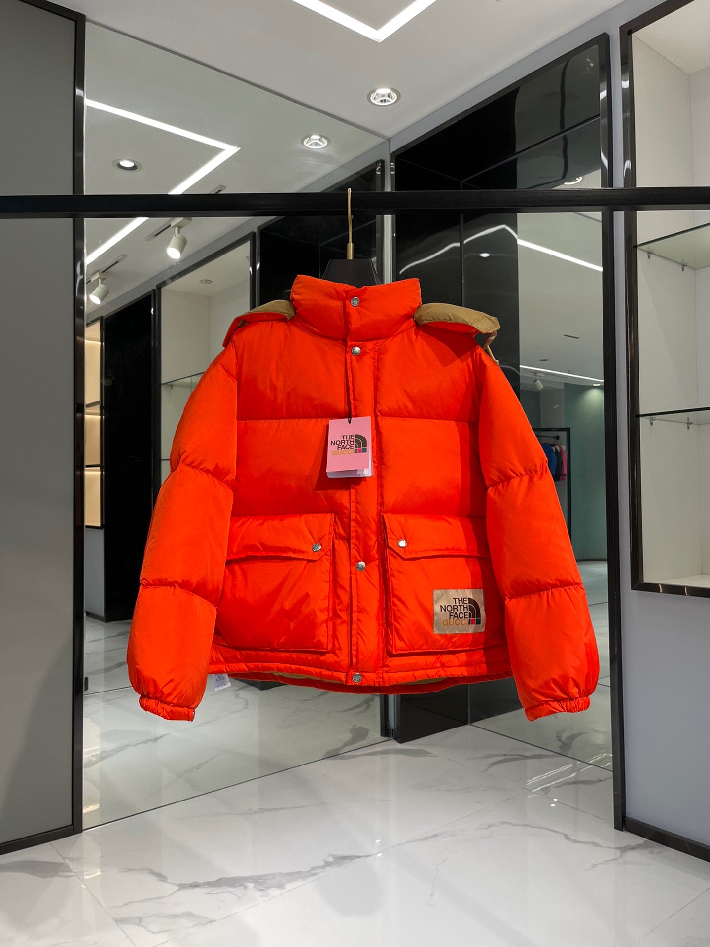 Chaquetas blancas y rojas