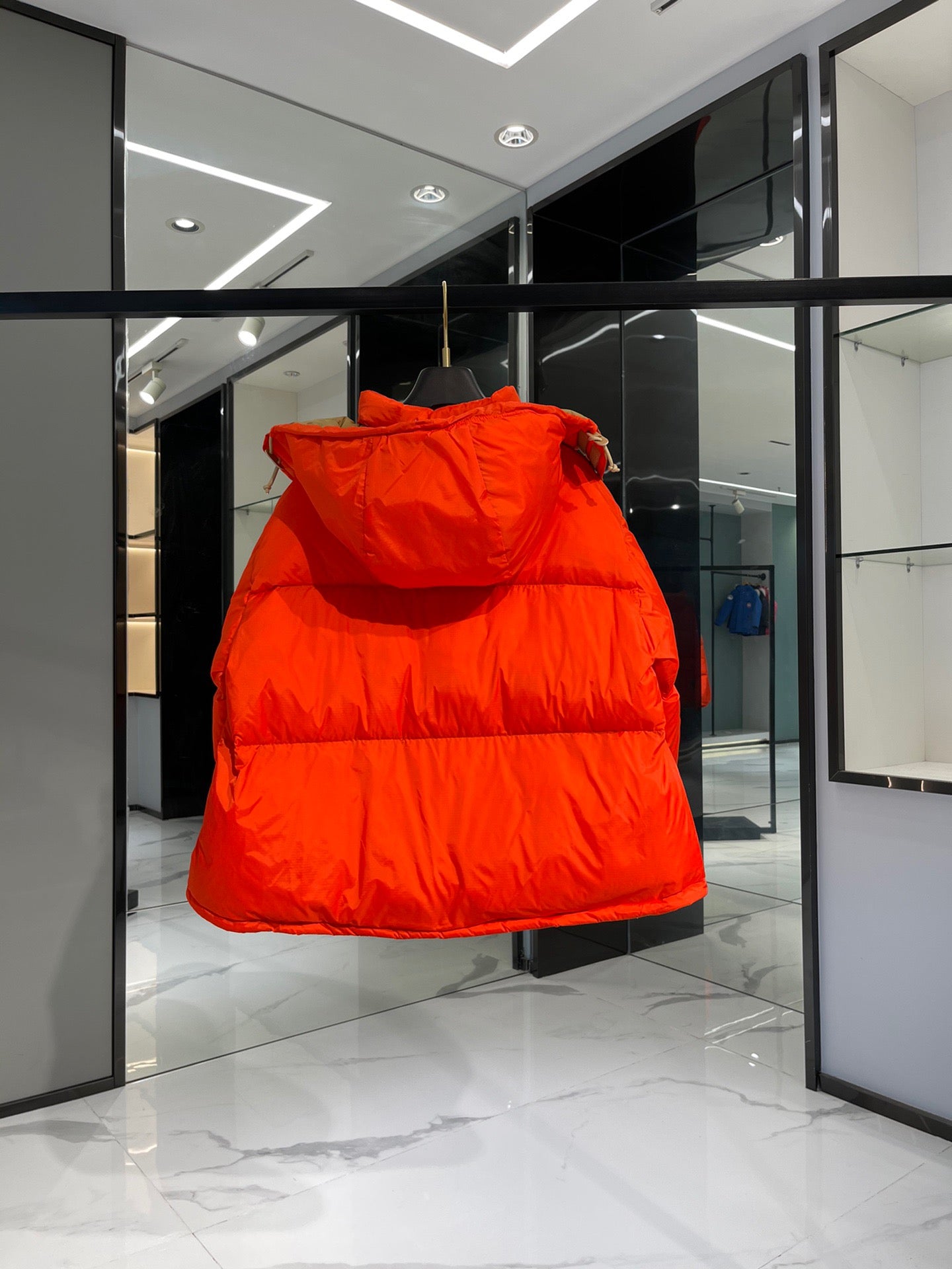 Chaquetas blancas y rojas