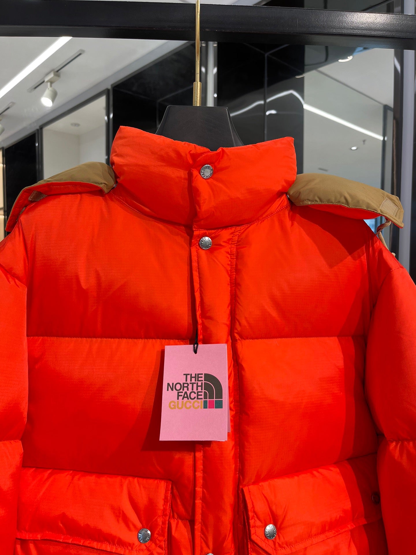 Chaquetas blancas y rojas