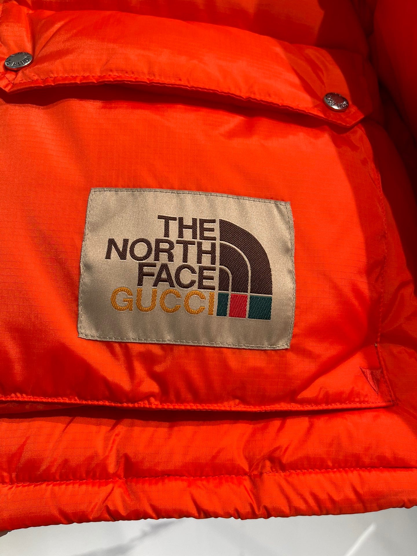 Chaquetas blancas y rojas