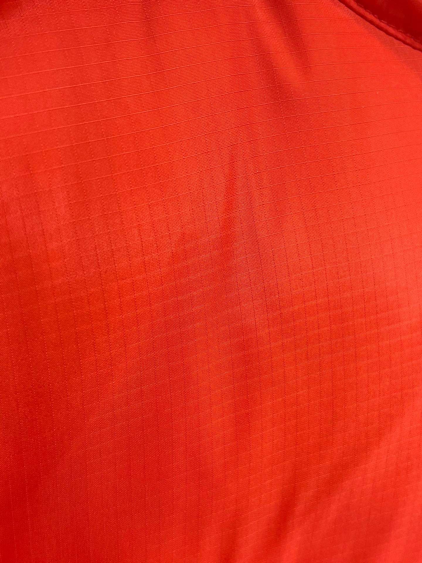 Chaquetas blancas y rojas