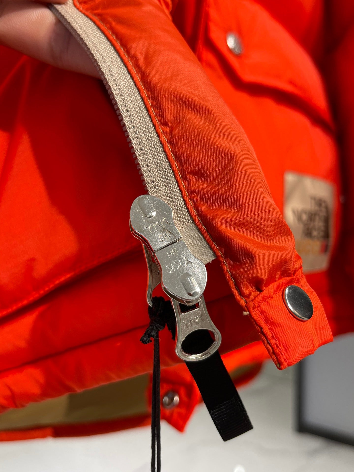 Chaquetas blancas y rojas