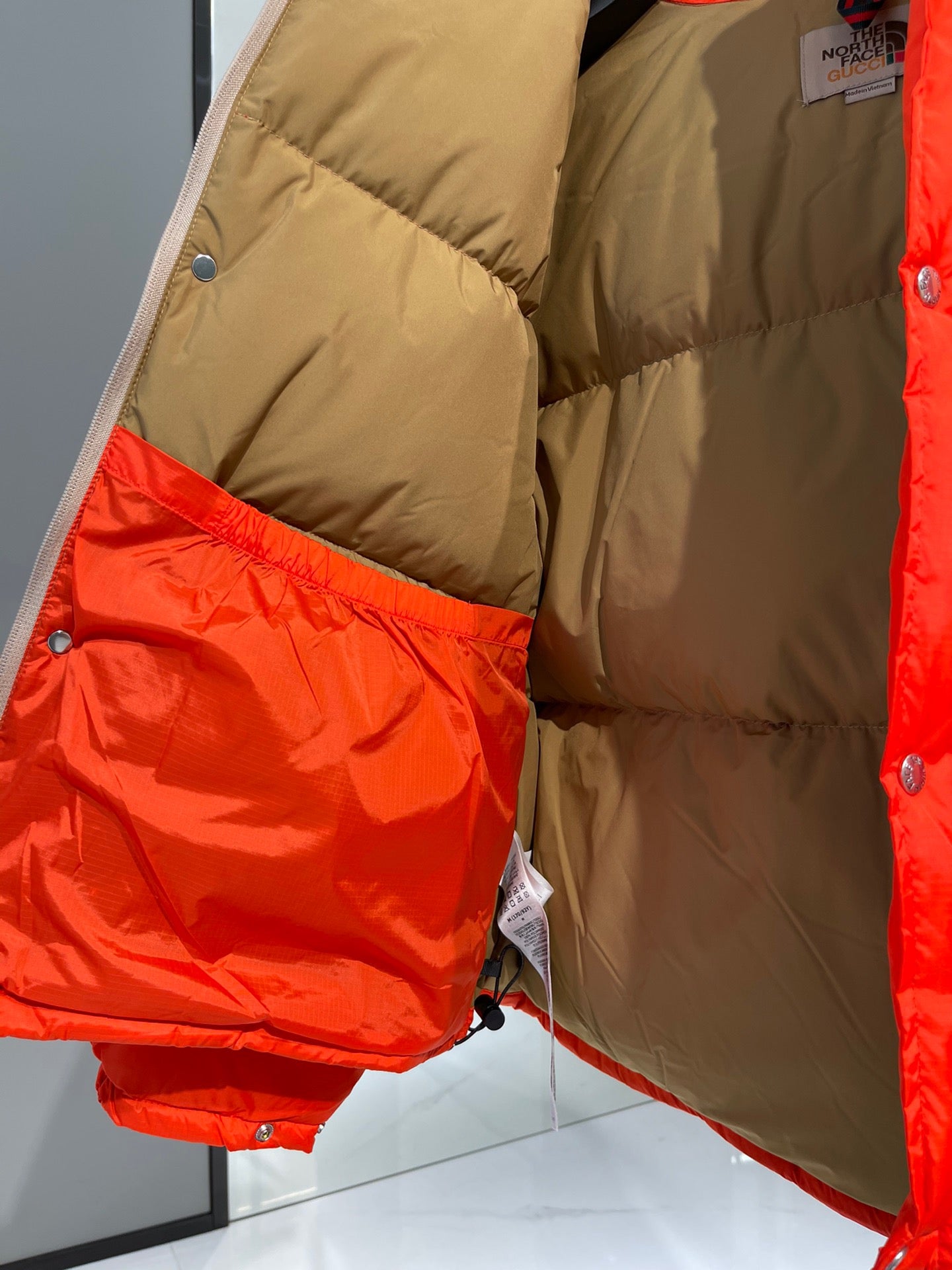 Chaquetas blancas y rojas