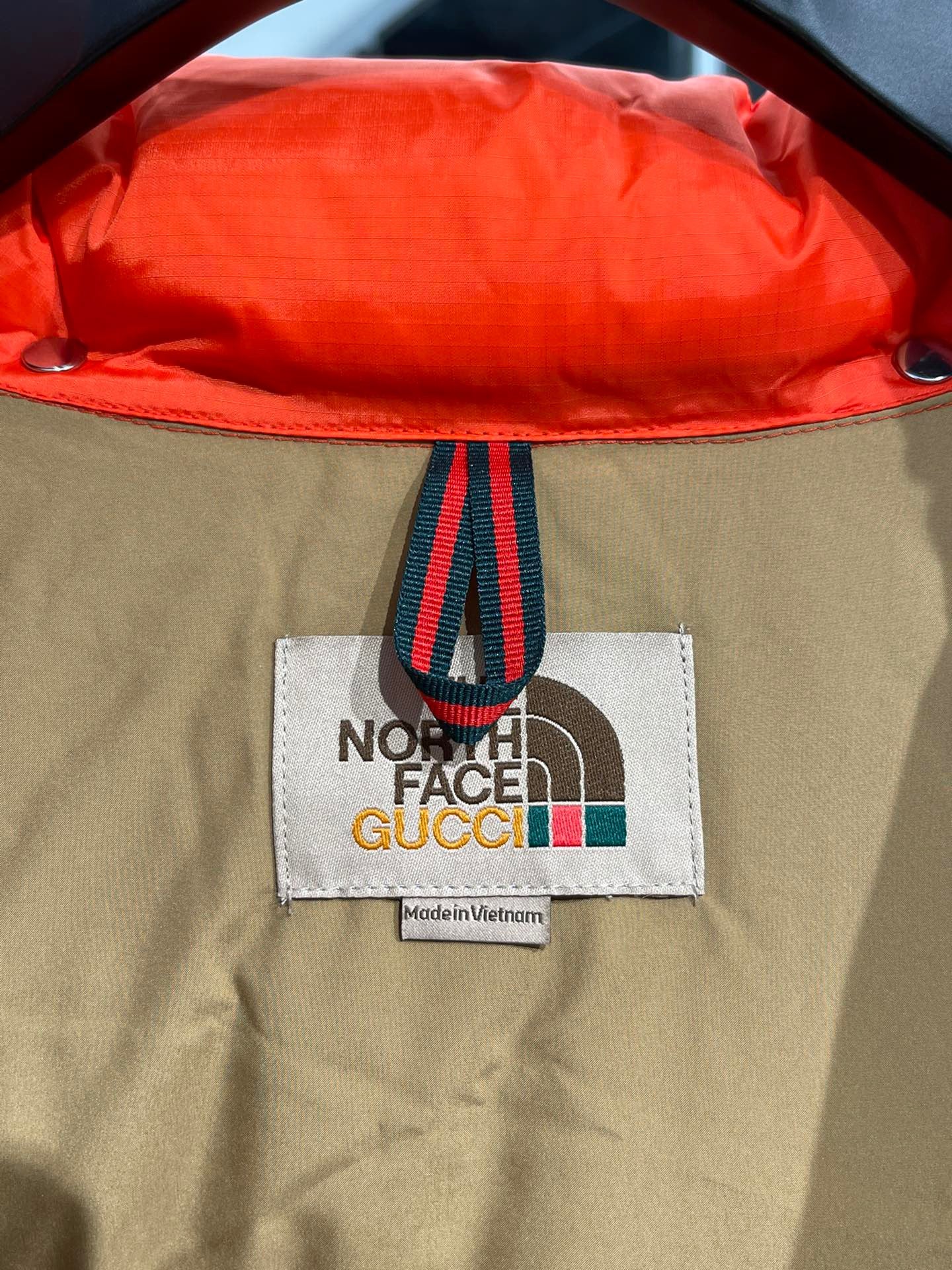 Chaquetas blancas y rojas